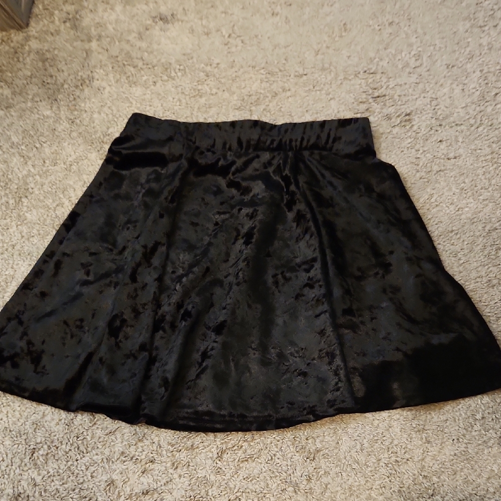 🌸 Black crushes Velvet Mini Skirt